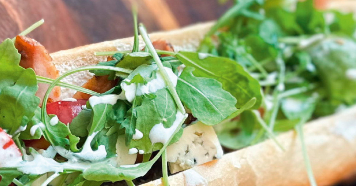Mega-Sandwich mit Hähnchenbrust, Gemüse und Käse » Perutnina Ptuj